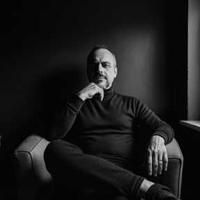 sandro seduto bianco e nero.png